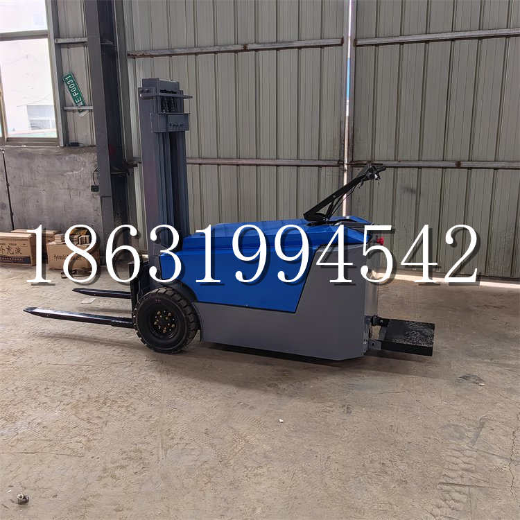 前郭尔罗斯蒙古族自治县全电动叉车插腿式堆高车液压装卸车1.5吨升高小型站驾式铲车